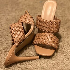 *Brand New* *Never Worn
7.5 Women's Tan Woven Heeled Sandals